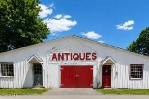 Three-Bay Barn Live-Work Property