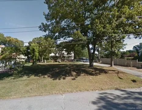 Residential Land in Melville, NY