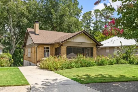 Craftsman Duplex With Separate Apartment