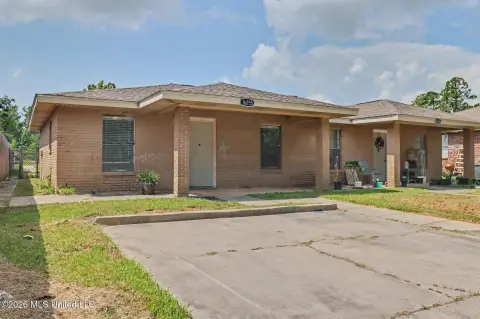 Duplex With Fenced Backyards
