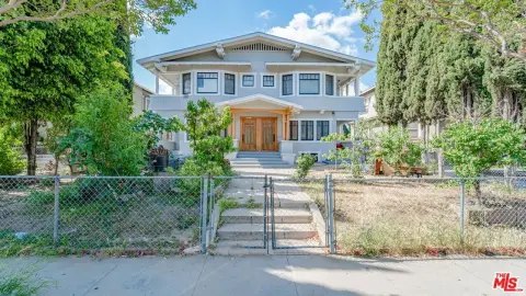 Craftsman 4-Unit Apartment Property