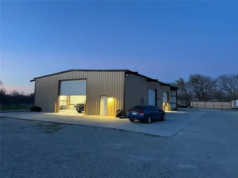 Versatile Commercial Property in Farmersville, TX