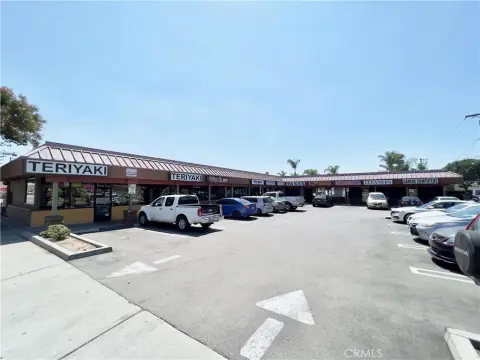 Corner Retail Suite in Shopping Center