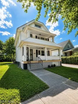 Renovated Duplex With Attic Studio
