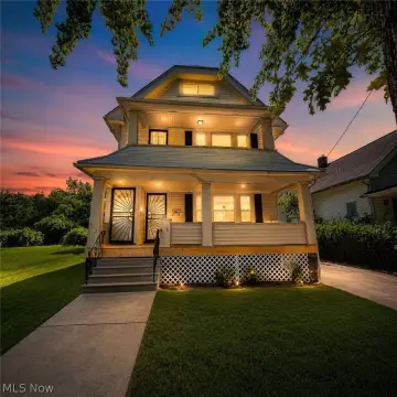 Renovated Duplex with Attic Studio