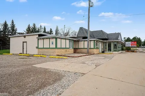 Versatile Commercial Building in Omer