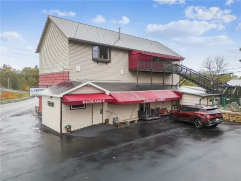 Lakeside Bar & Pub with Residence