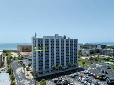 Eighth-Floor Corner Office Unit