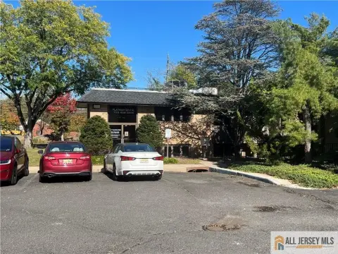 Versatile Office in Medical Complex