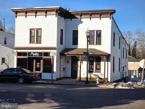 Mixed-Use Building in Historic Downtown