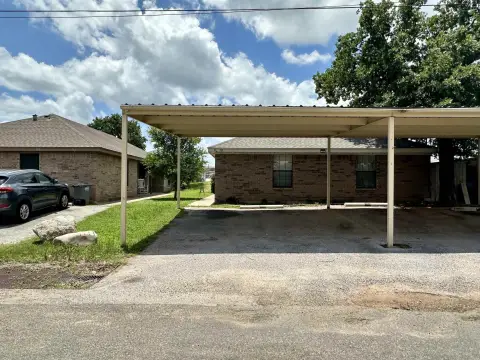 2-Bedroom Duplex with Privacy Yard