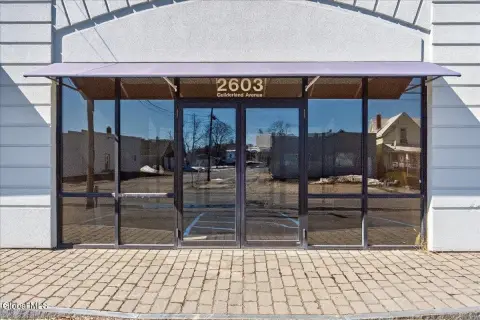 Versatile Mixed-Use Commercial Space