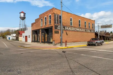 Versatile Commercial Building in Twin Bridges