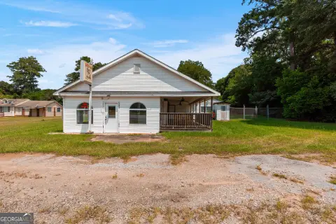Fenced-Yard Storefront Property