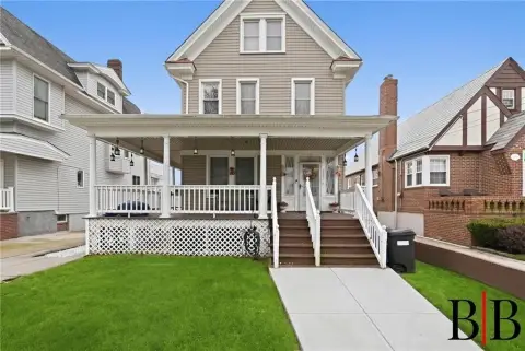 Queen Anne Triplex Residence