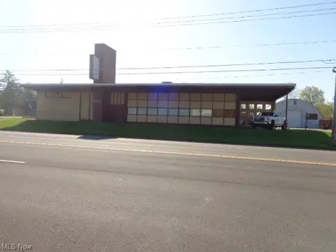 Elyria Commercial Building with Storage