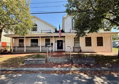 Versatile Commercial Building Near Niagara River