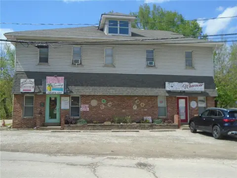 Income-Generating Property on Busy Crossroads