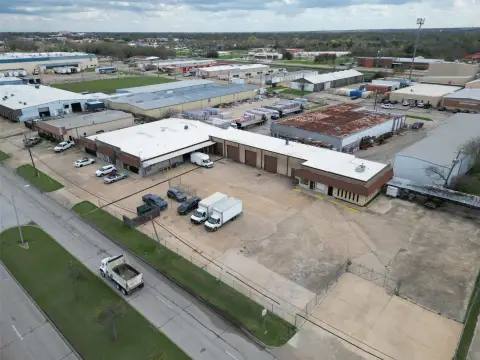 Office-Warehouse with Multiple Roll-Ups