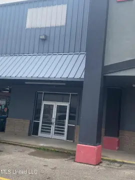 Retail Storefront in Shopping Center