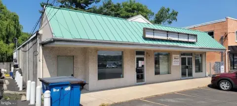 Prime Retail Building in Willow Grove