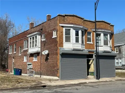 Mixed-Use Building with Renovation Potential