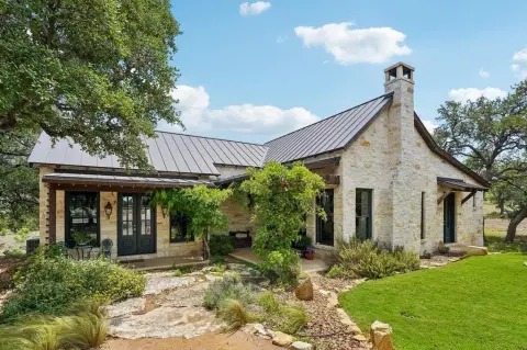 Hill Country Retreat with Amenities