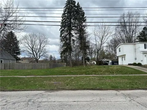 Residential Land in Parma, OH