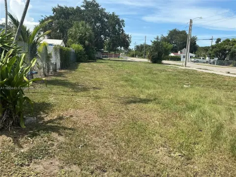 Large Corner Lot in Miami