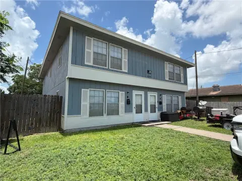 2-Bedroom Triplex with Private Patios