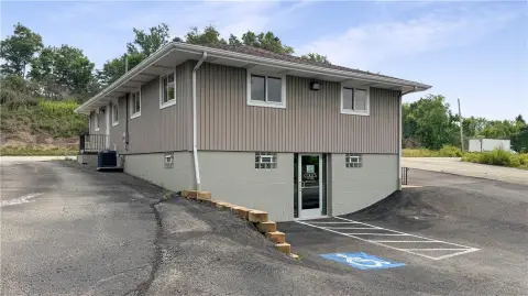 One-Level Rear-Entry Office Space