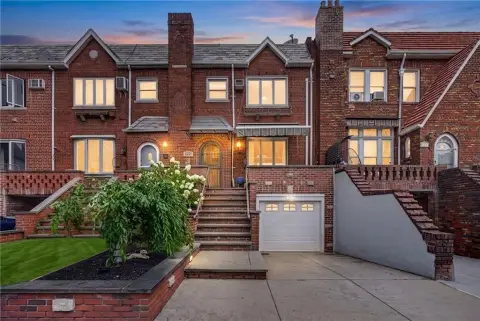 Duplex With Private Deck and Pool
