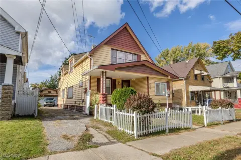 Multifamily Home in Cleveland, OH