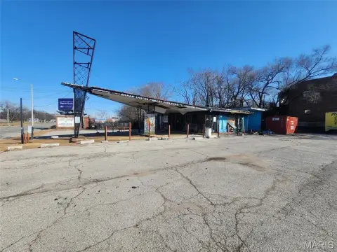 Signalized-Corner Commercial Land