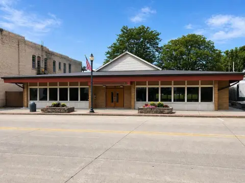Storefront Property with Vaulted Entry