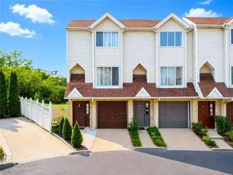 Townhouse with Private Fenced Yard