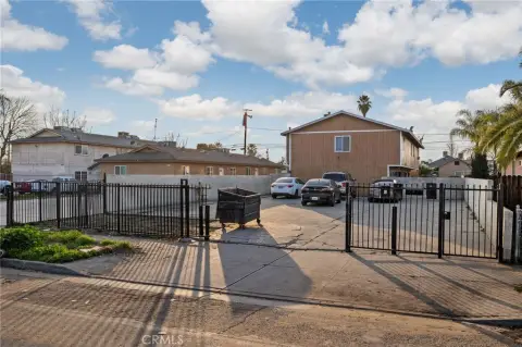 Bakersfield Quadruplex with Vacant Lot
