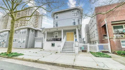 Ventnor Triplex with Ocean Views