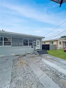 Renovated Duplex with Backyard