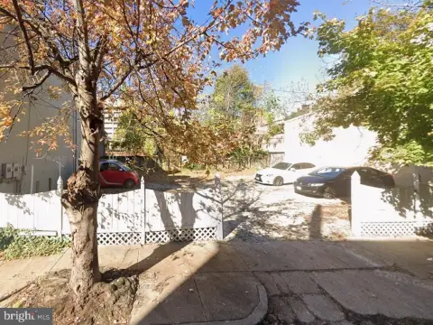 Commercial Land with 5 Parking Spaces