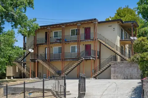 Oakland Fourplex: Investment Opportunity