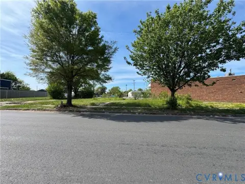 Commercial Lot in Growing Neighborhood