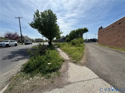 Commercial Lot in Woodville Neighborhood