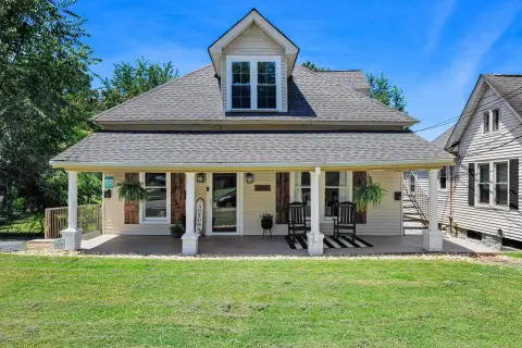 Renovated Triplex Near UNA