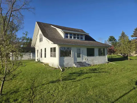 Remodeled Farmhouse Cottage in Kendall