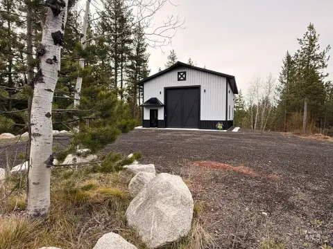Land with Shop near Cascade