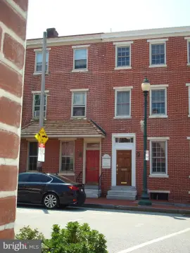 Mixed-Use Building with Apartment