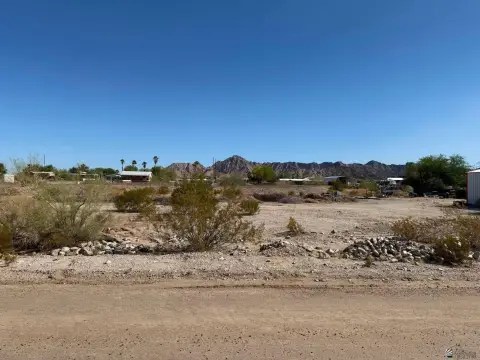 Yuma Land with Mountain Views