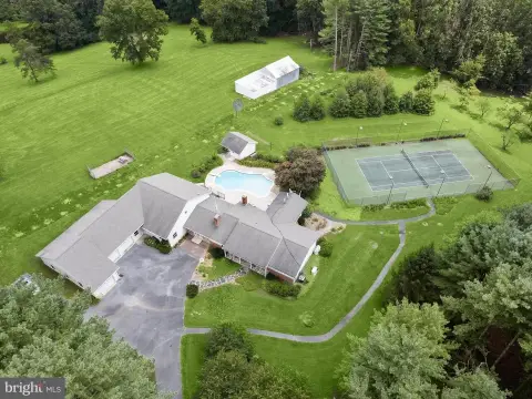 Detached Farm Home with Pool