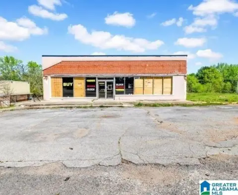 Versatile Retail/Office Space Available